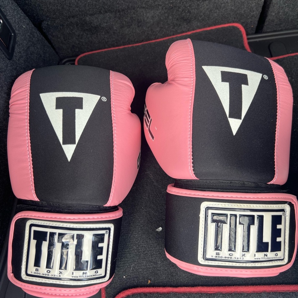 Title Boxing pink and black boxing gloves size medium #Z-25